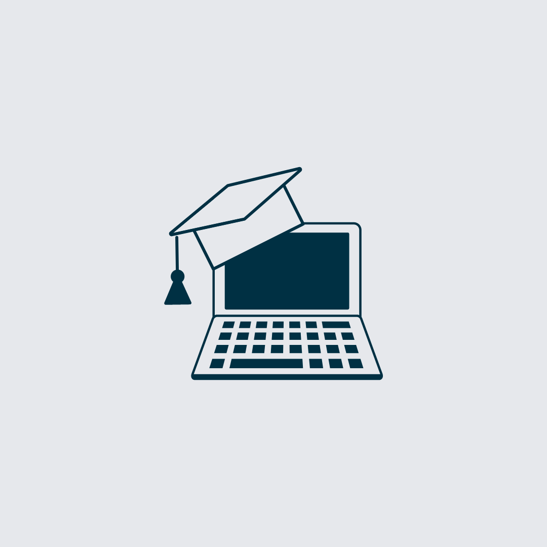 Laptop mit Absolventen-Hut (Wachstum)
