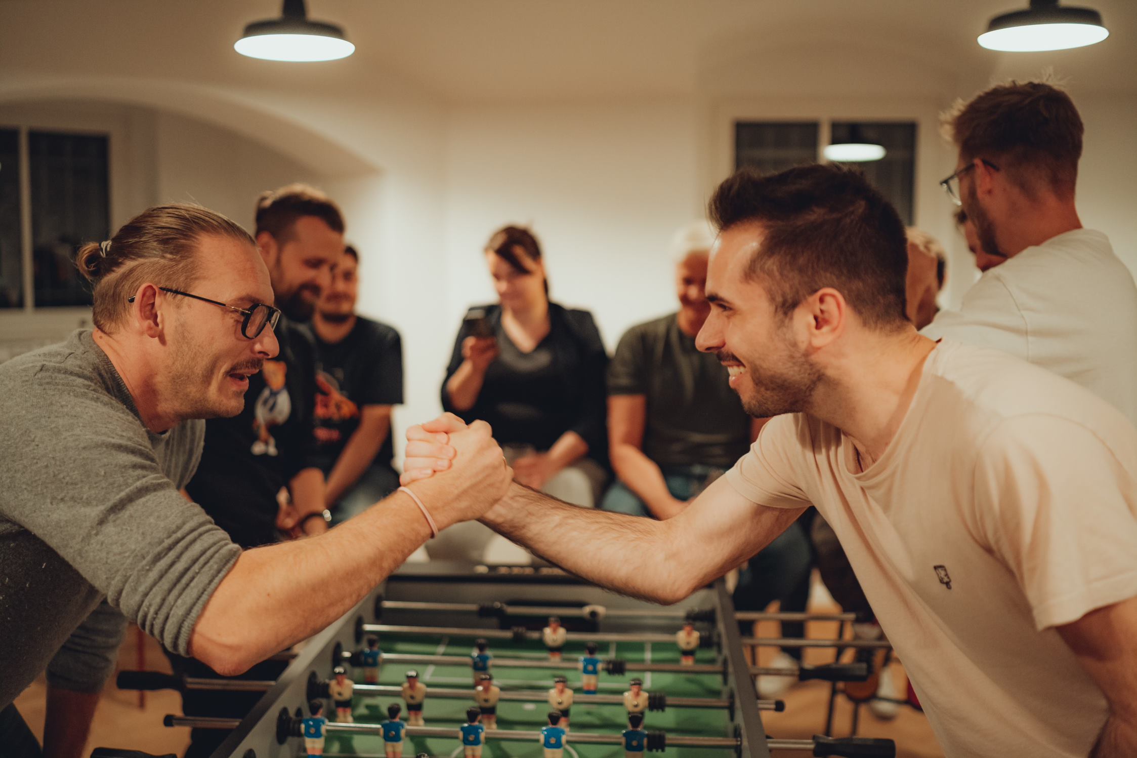 Teamwork beim Kicker Spiel