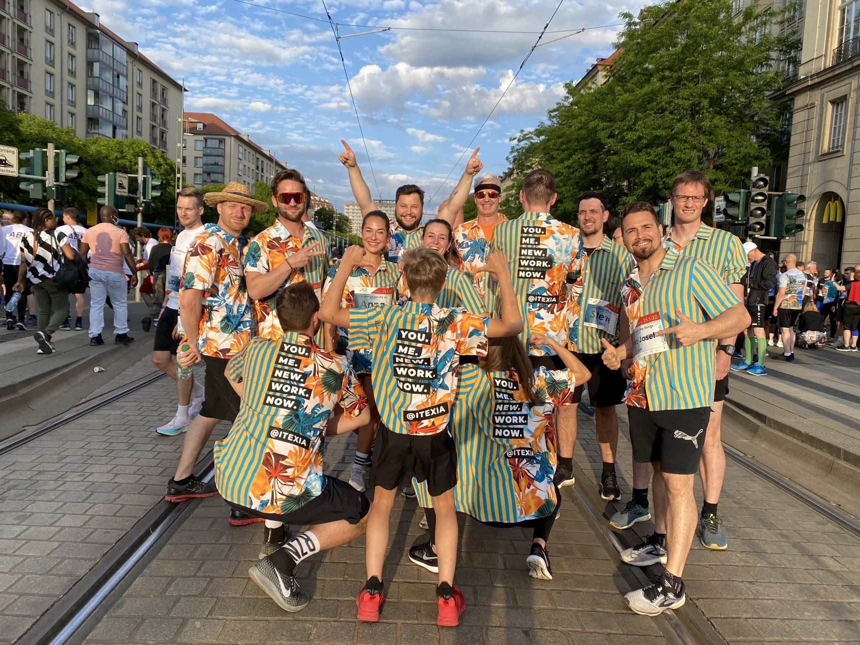 Teamwork. Menschen in bunten Hemden